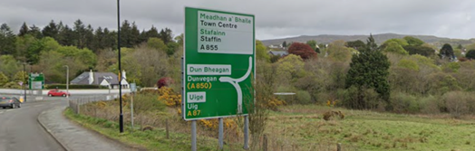 Green primary route direction sign on the northbound A87 at Portree, including direction to Dunvegan and Uig (with Gaelic versions in white box)